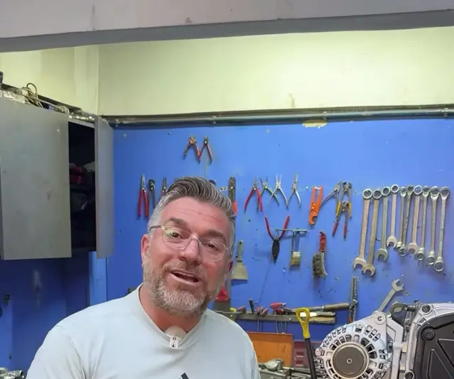 Kemal Sözcü, revizyonu biten motorun yanında anlatırken
