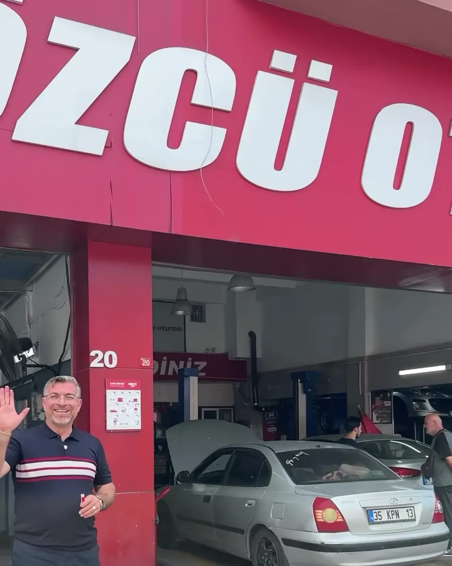 Sözcü Otomotiv servis girişinde el sallayan ustamız, Kartal Oto Sanayi Sitesi